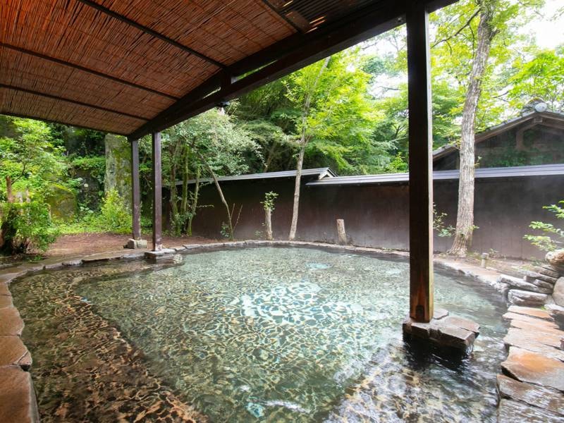 【駒吉の湯】緑に囲まれた露天風呂で、極上のリラクゼーションを。