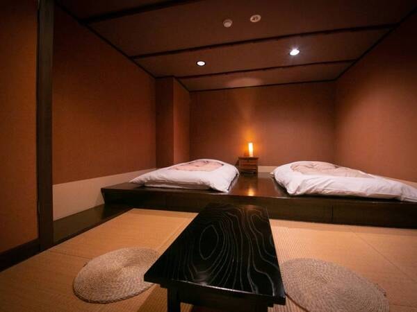 【和モダン特別室/一例】安心感のあるローベッドの落ち着いた寝室。