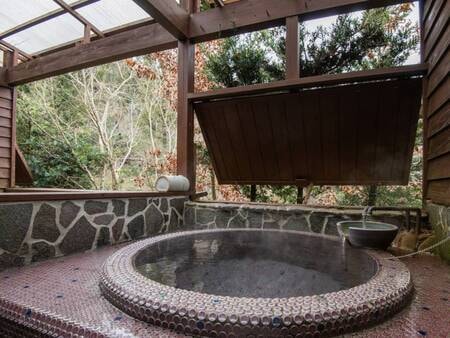 【露天付客室】木々を眺めながら、自分だけの時間を心地よくお過ごしいただけます。