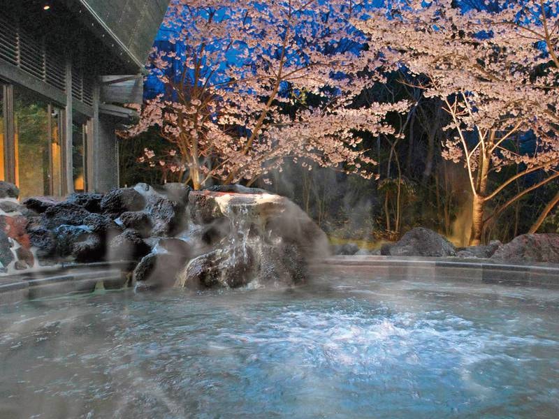 【露天風呂/もみじの湯】鹿児島の象徴である桜島の溶岩を使用した露天風呂はジャグジー付座り湯