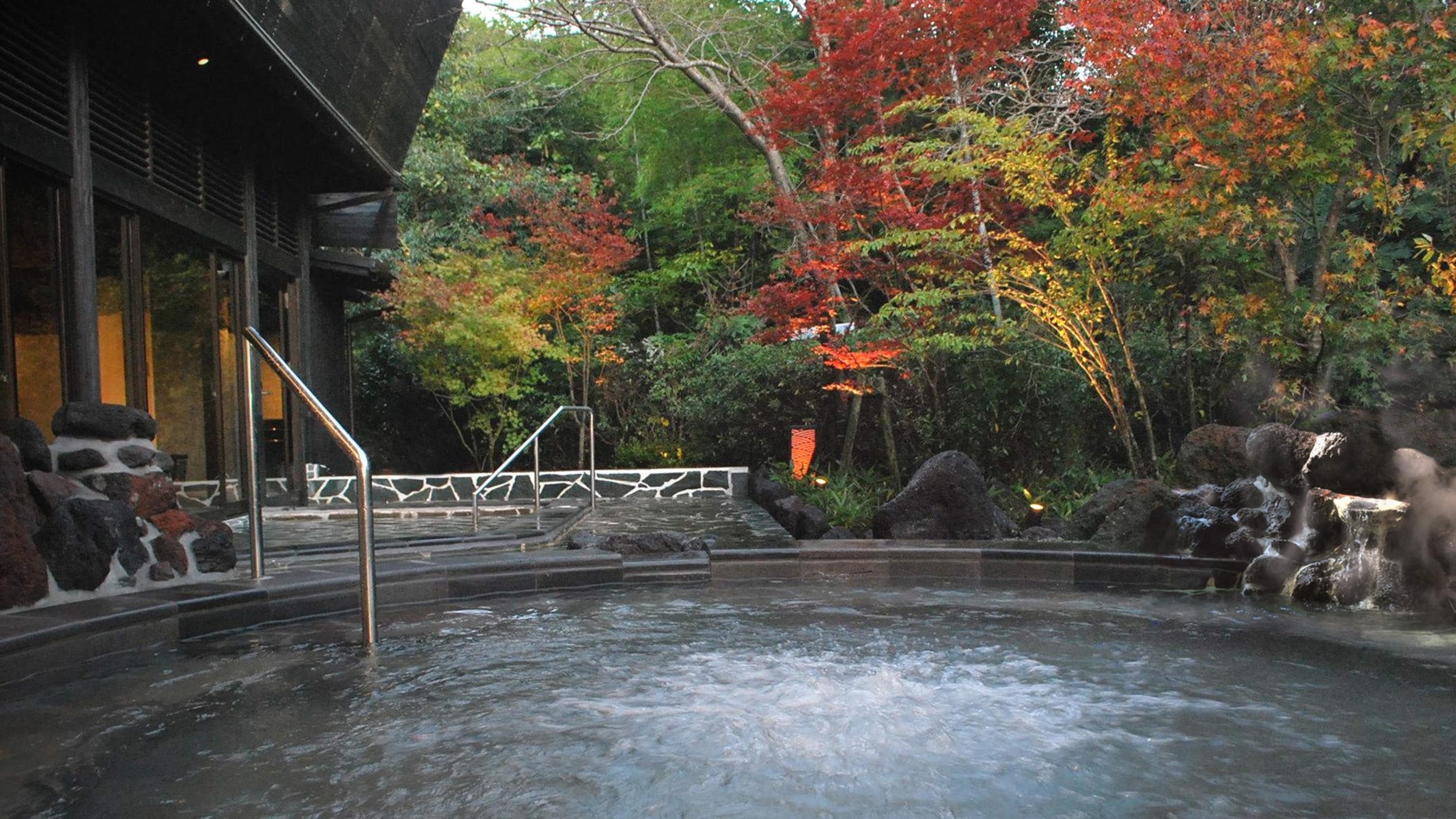 【もみじの湯　露天風呂】美しい自然。秋には紅葉と緑のコントラストが美しい