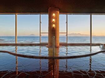 こらんの湯 錦江楼/【展望大浴場】錦江湾と大隅半島、雄大な桜島も一望できる