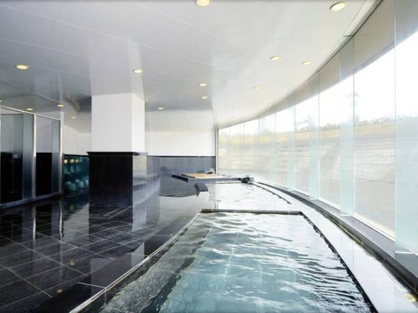 【大浴場】地下1050mより湧き出し、清湯溢れる本館地下１階の温泉大浴場。