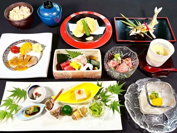 紫尾庵流創作懐石料理一例：薩摩の郷土料理や地元の素材をふんだんに使った四季折々のお料理です。