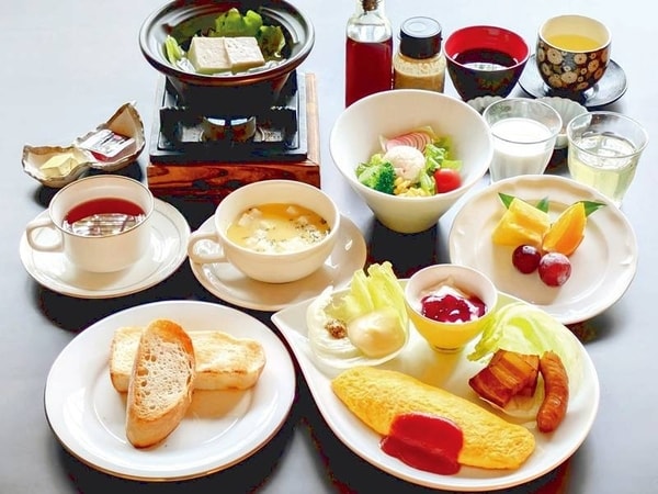 洋朝食(一例)：洋食派の方へ。パンと相性のいいふわふわオムレツにスープなどバラエティ豊かな朝食です