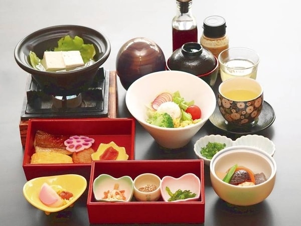 和朝食(一例)：郷土の恵みいっぱいの和食です。朝食はお好みで和食と洋食からお選びいただけます。