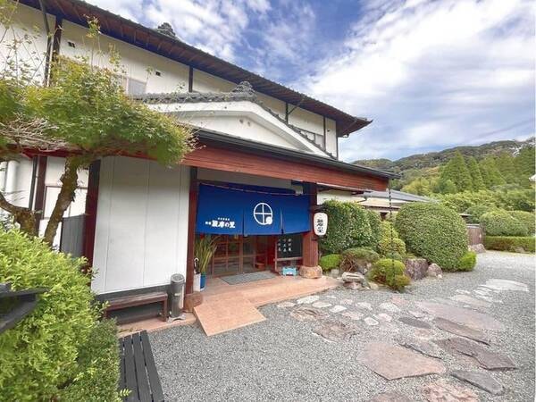 【外観】田園に囲まれたところに当館があります。