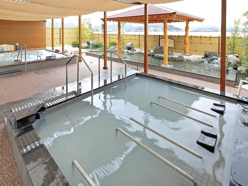 【寝湯】リラクゼーション効果が期待できる寝湯も完備