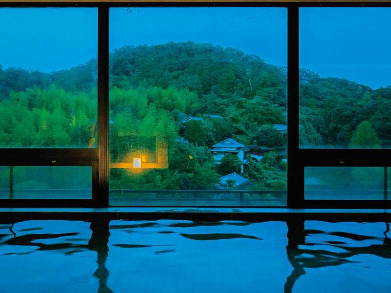 【大浴場】源氏山を目の前に四季折々の自然と一体になれる幽玄閑雅な名湯