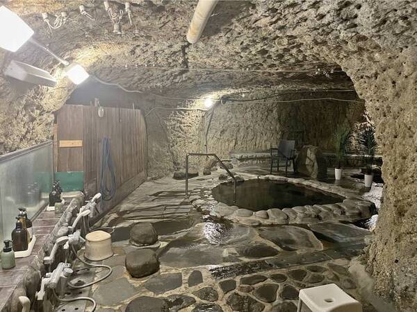 【大浴場・岩窟風呂】洞窟の雰囲気を愉しむ※一部浴槽を工事しております。