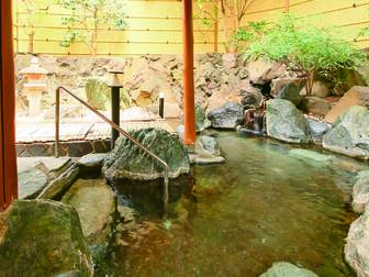 伊東小涌園／【露天風呂】風情ある岩造り。内湯はぬる湯・あつ湯あり