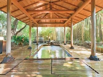 花のおもてなし　南楽／【甚兵衛の湯】開放感溢れる檜風呂は自然林と調和した趣き