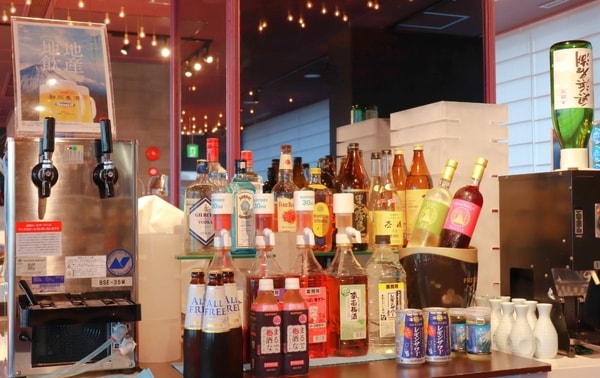 夕食時アルコール飲み放題がスタート！ビール・地酒・ハイボールなど20種類以上のドリンクをご用意しています（写真例）