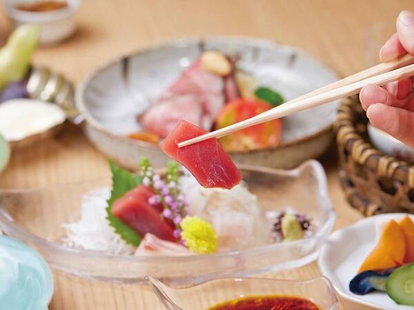 【夕食/例】夕・朝ともにゆったりお部屋食。季節折々の会席料理をご用意