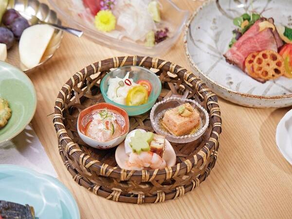 【夕食/例】夕・朝ともにゆったりお部屋食。季節折々の会席料理をご用意
