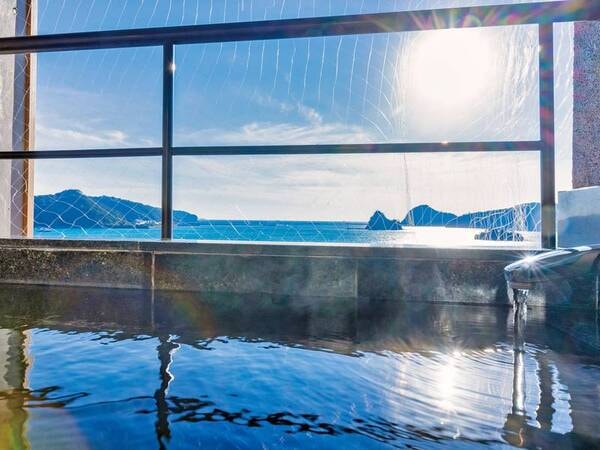 【露天風呂付客室/例】客室の露天風呂からも下田湾を一望できる