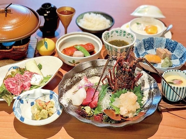 伊豆の代表的な味覚である伊勢海老または鮑からお好みに合わせてチョイス！金目鯛の煮付けや和牛の陶板焼きなど、至福間違いなしのお料理です。