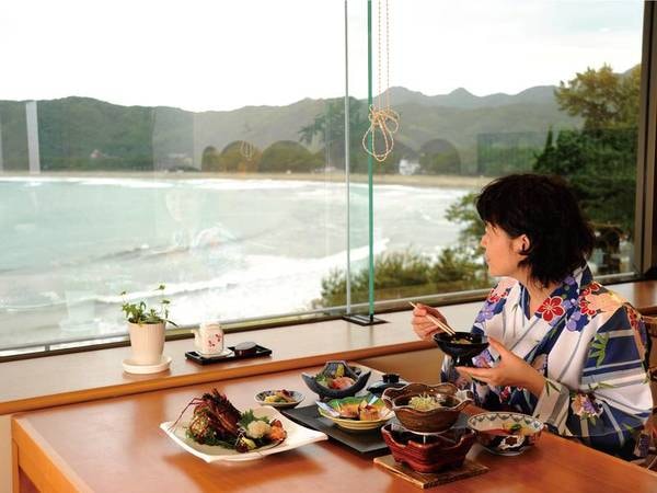 【食事会場】夕食・朝食ともに、弓ヶ浜を望むレストランにて
