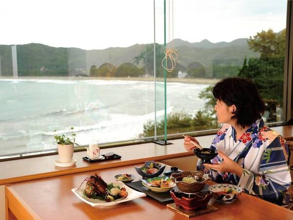 【食事会場】夕食・朝食ともに、弓ヶ浜を望むレストランにて(写真はイメージ) 