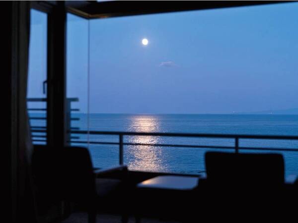 【眺望/例】雲の少ない月が出ている夜には、まっすぐに伸びるムーンロードが出来ることも。
