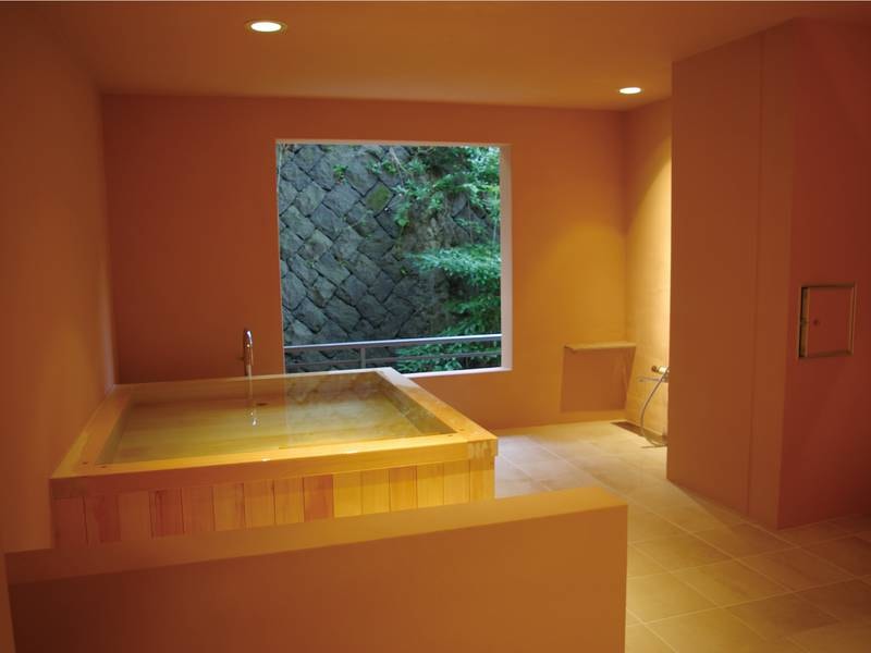 【貸切風呂「花」】上質な檜が香る華やかな空間