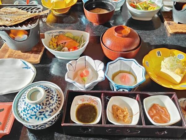 【朝食/例】伊豆らしくアジの干物をメインに、旅館らしい朝食をご用意