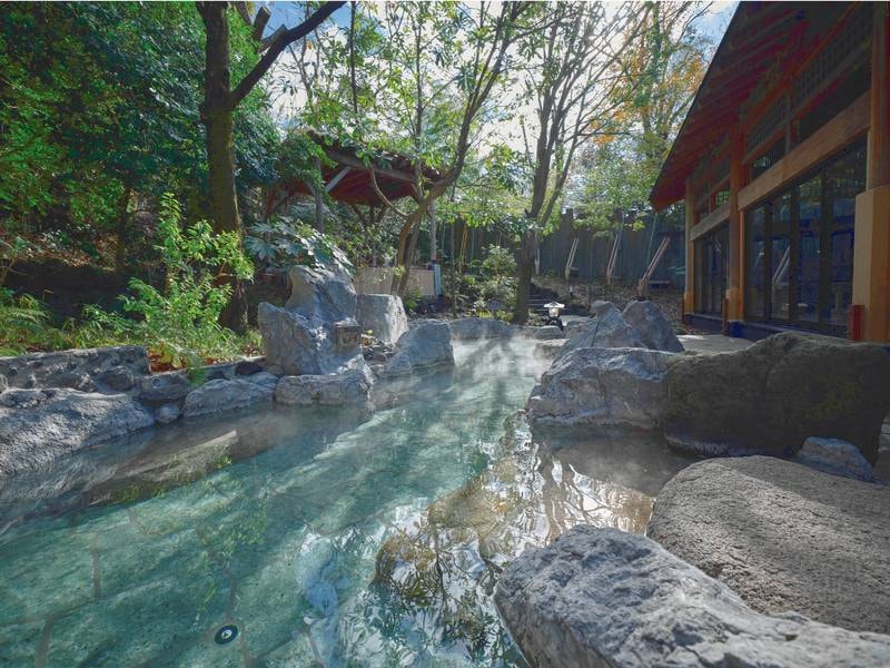 【岩造り露天風呂】自然に囲まれた開放感溢れる湯船