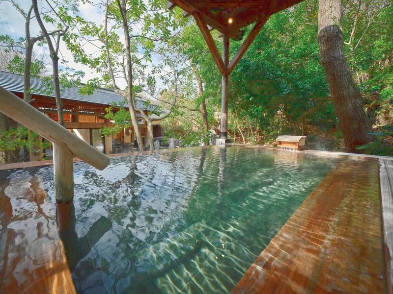 【檜露天風呂】源泉かけ流しが愉しめる檜の露天風呂