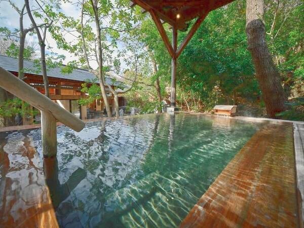 【檜露天風呂】源泉かけ流しが愉しめる檜の露天風呂