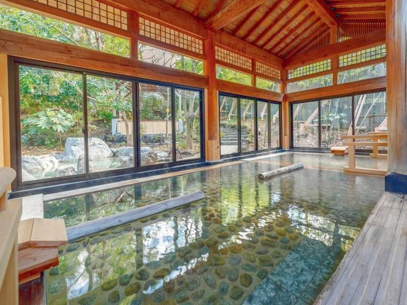 【内湯】種類豊富な湯舟が人気。湯めぐりを満喫できる