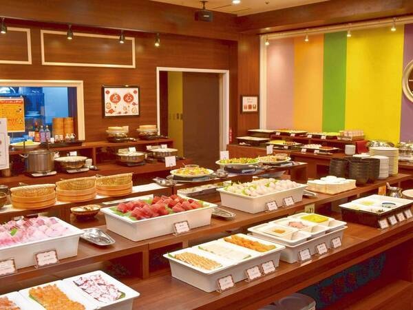 【夕食バイキング/例】和洋中のバラエティ豊かに約60種のメニューが並ぶ