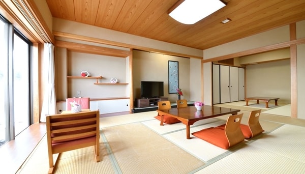 デラックス和室（12畳＋6畳）/例：大家族や二世代、三世代のご旅行としてもピッタリ。部屋からも、見渡す限りの海の大パノラマが目の前に広がります。