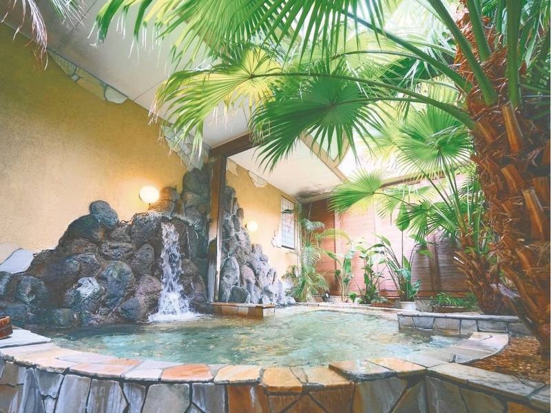 【四季の湯】青々と生い茂る熱帯植物に囲まれた大理石の湯船