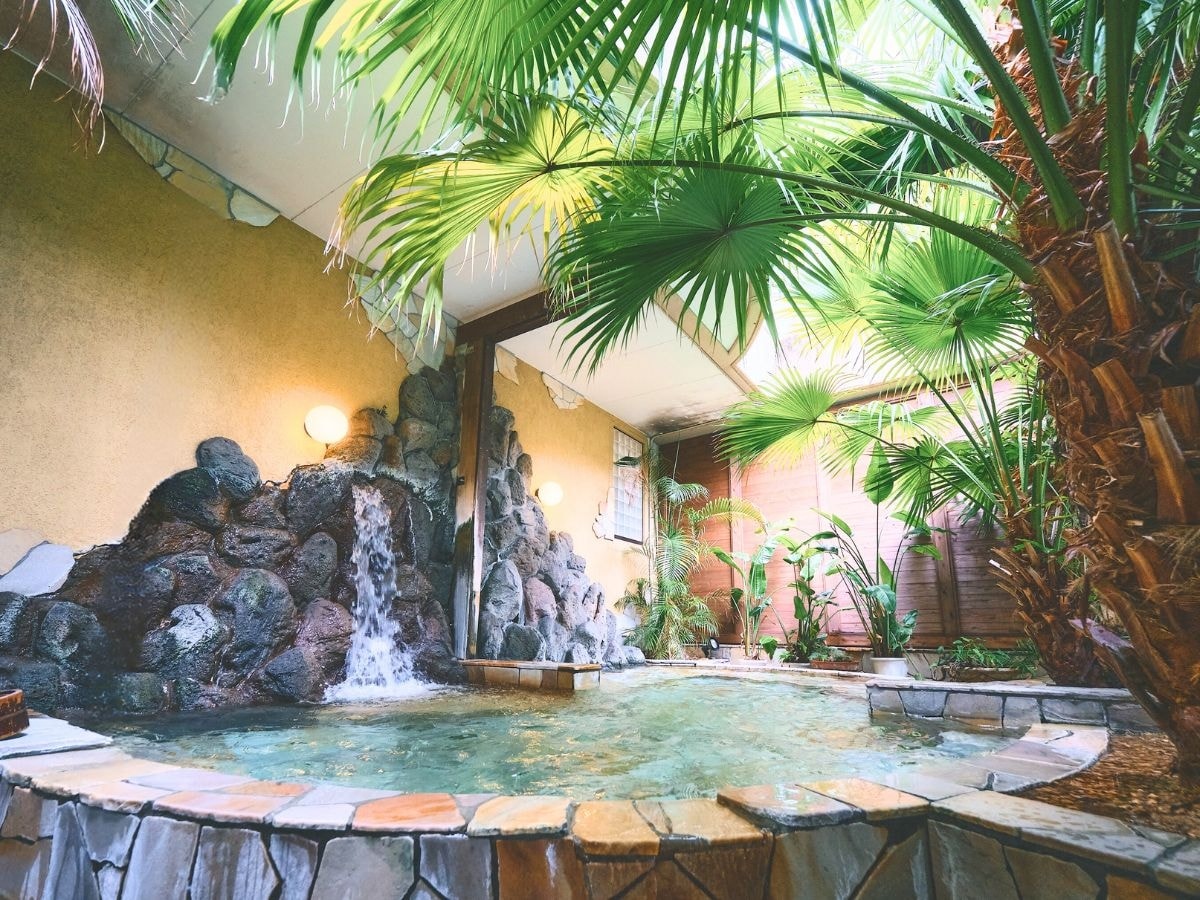 【四季の湯】植物に囲まれた中で、豪快に注がれる湯を堪能できる