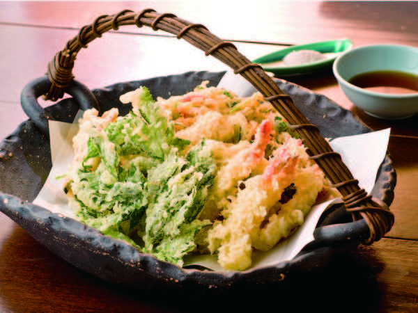 【夕食/例】海老や明日葉など目の前で揚げてくれるアツアツ天ぷら！