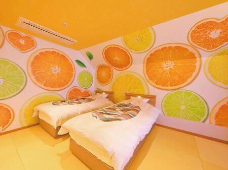 熱海初コンセプトルーム柑橘【蜜柑】／写真一例
みかんをモチーフにした明るいお部屋に気分もあがる！
