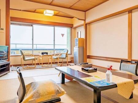 和室10畳「花秀館」／写真一例
海が見える和室10畳のお部屋へご案内