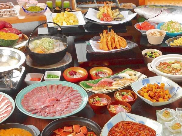 【夕食ビュッフェ/例】とれたての海の幸・季節を彩る山の幸など豊富なメニューが並ぶ