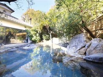 坂聖・玉樟園／【露天風呂】伊豆石をふんだんに使用した露天は緑が茂って癒やされる