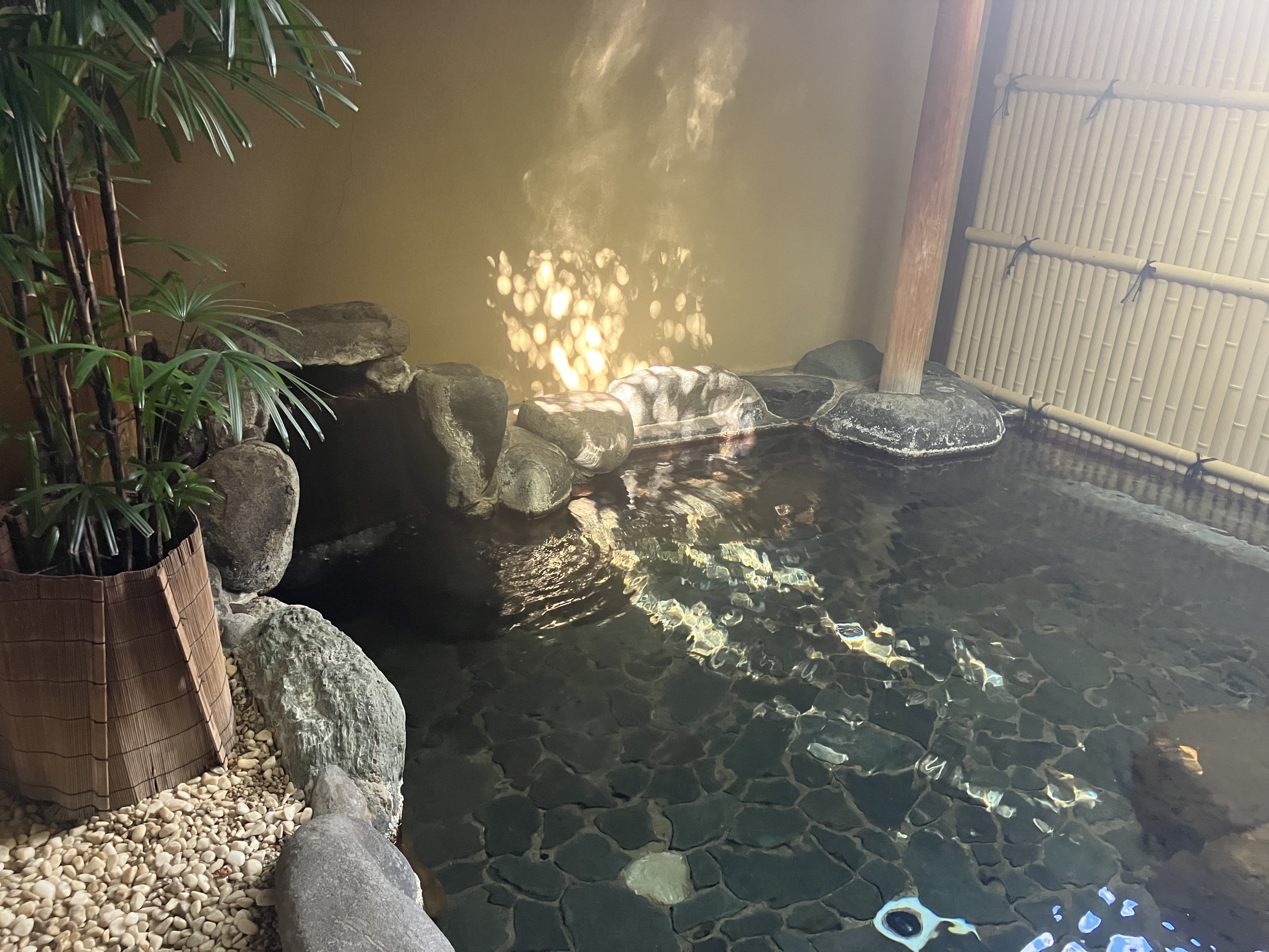 【檜風呂[露天]】外気を感じゆっくり湯あみ