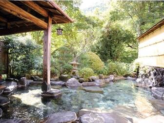 七滝温泉ホテル／【露天風呂】緑に囲まれた趣ある癒しの空間