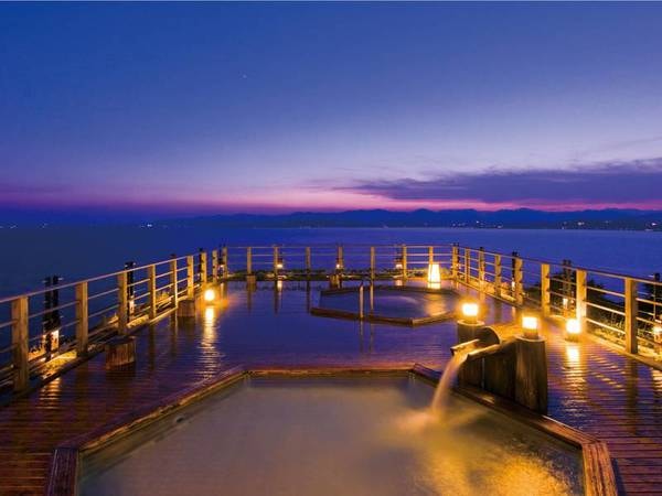 【絶景露天風呂（夜）】地上40m上からぐるりと浜名湖を見渡す絶景！