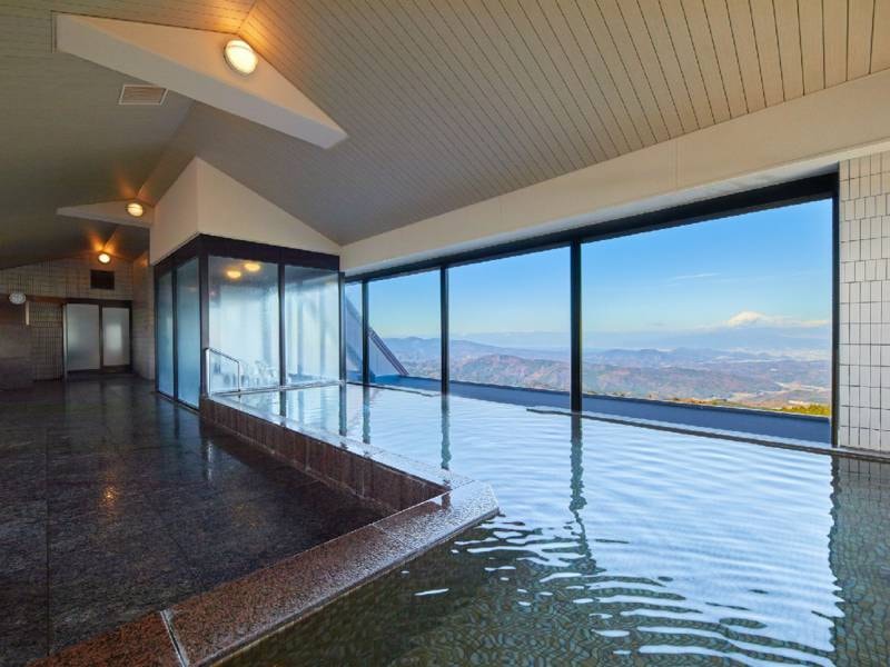【大浴場】上階にある大浴場からは富士山を望むことができます