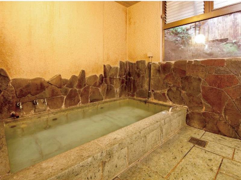 【大浴場】伊豆石ならではの質感を楽しみながらの入浴を堪能