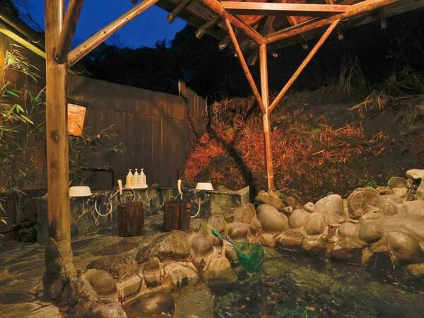 【野天風呂】大自然に囲まれた野趣あふれる岩造りの露天風呂
