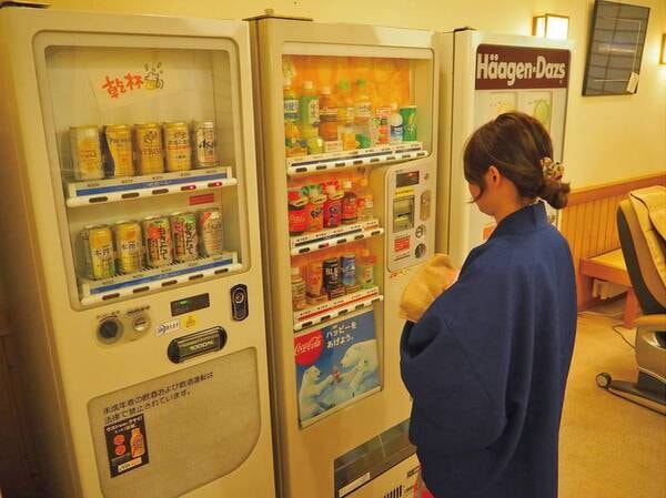 【温泉】湯上がり処には自動販売機（飲み物、お酒、アイス）がございます