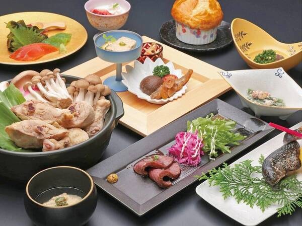 【ご夕食/一例】季節替わりの創作料理（メイン：赤城地鶏のコラーゲン鍋）※お鍋の写真は2人前です