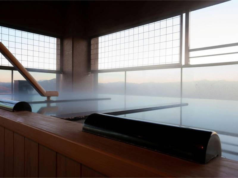 【白玉の湯/パノラマ露天風呂】寝湯スペースもあります