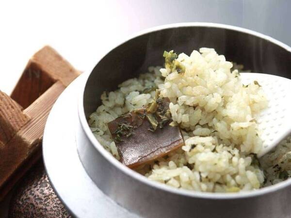 桑の葉茶飯/例。ひとつずつ釜で炊いた薫り高いしん喜オリジナルの茶飯