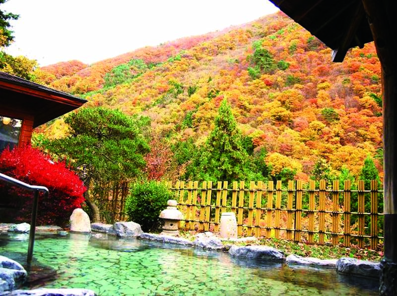 【露天風呂】例年10月下旬～11月上旬は紅葉を眺めながらの湯浴みを楽しめる
